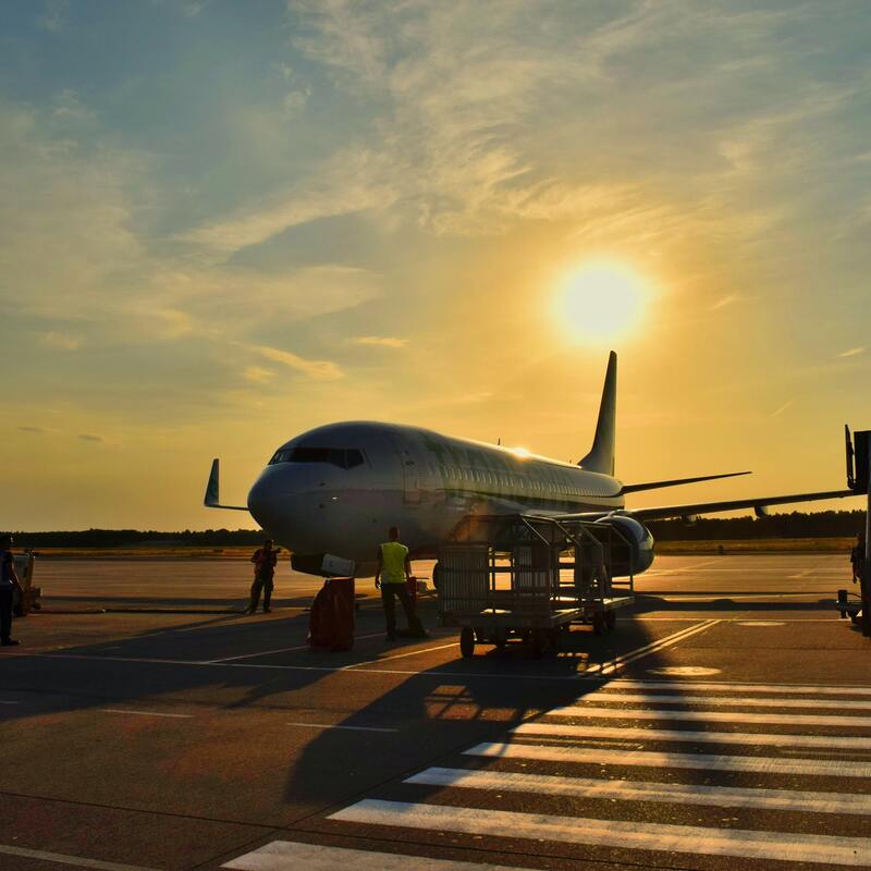 Vliegtuig bij zonsopgang