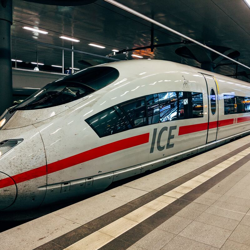 Witte trein met rood voor internationale reizen in Duitsland