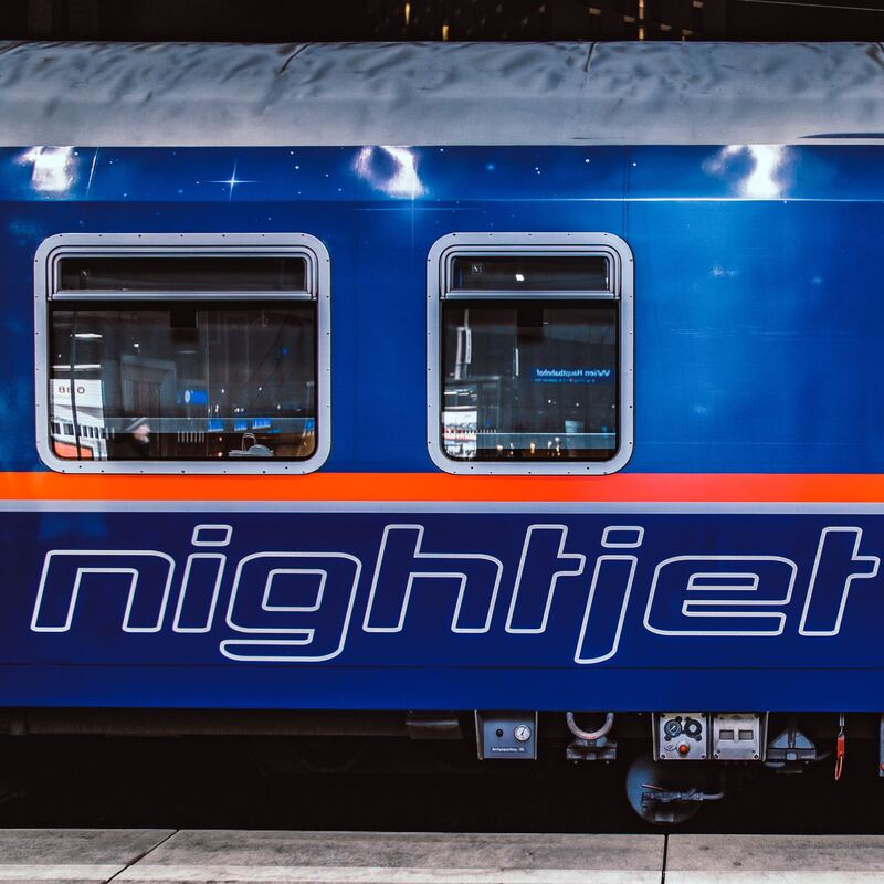 Blauwe Nightjet trein op het perron