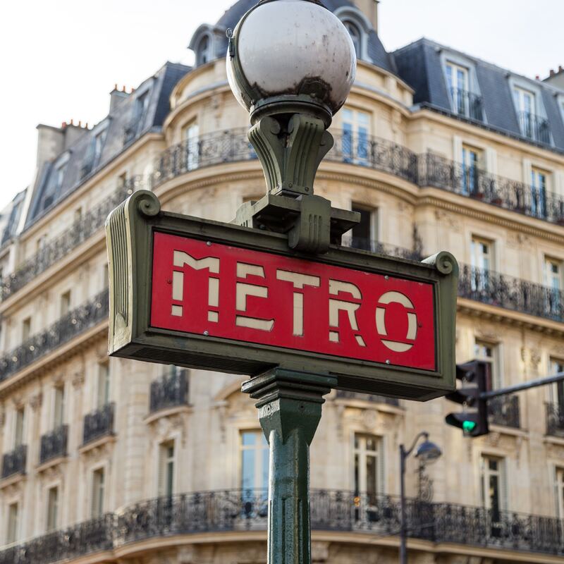 Rood bord dat verwijst naar metro in Parijs