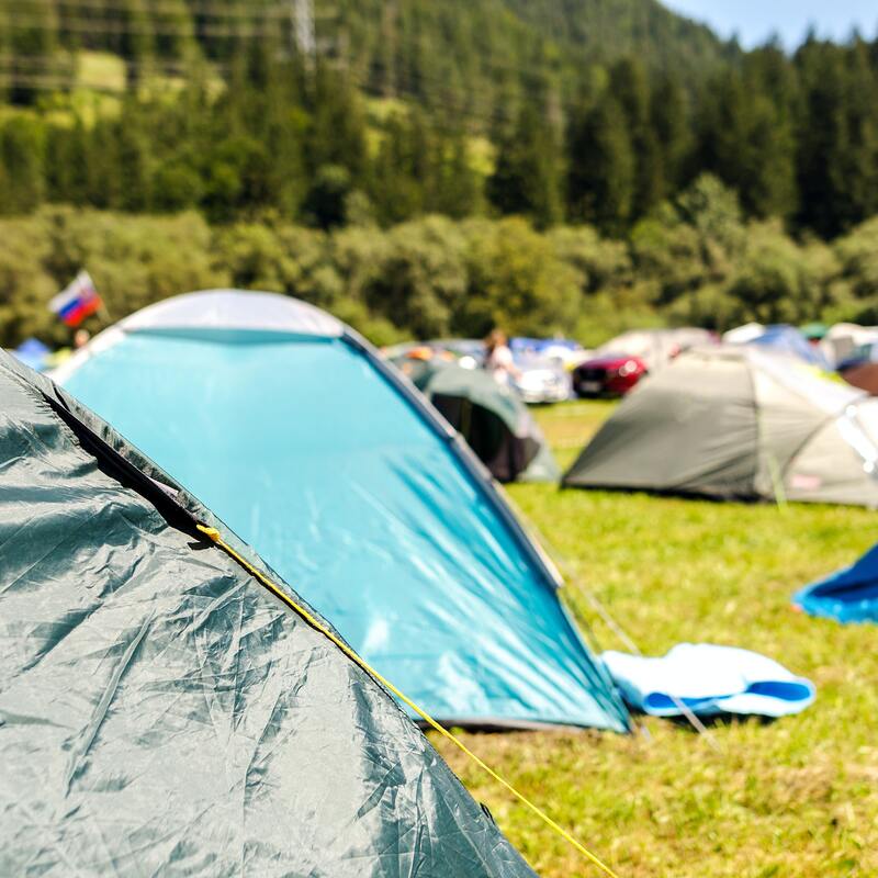 Camping met gekleurde tentjes op het gras
